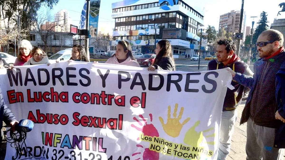 Movilización de padres de los jardines de infantes por casos de abuso. Fuente: (LMNeuquén)