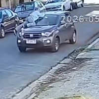 Se subió al capot de su auto para impedir que se lo roben y terminó en el hospital