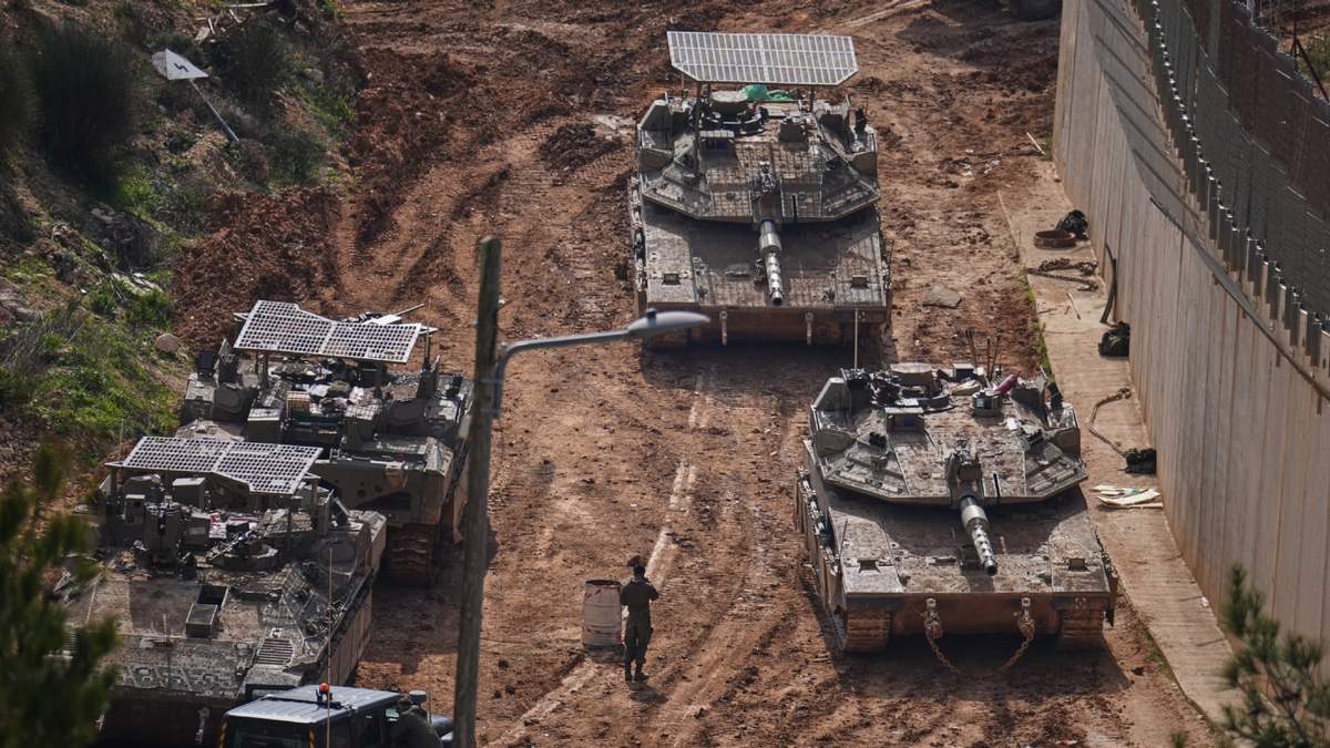Tanques israelíes maniobran cerca de la frontera con Líbano, en el norte de Israel, el 4 de marzo de 2026