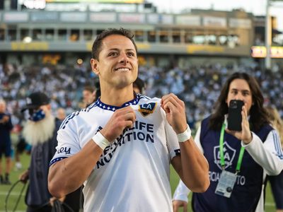 "Chicharito" Hernández contribuyó con un gol en la victoria 2-1 del Galaxy sobre el LAFC de Vela