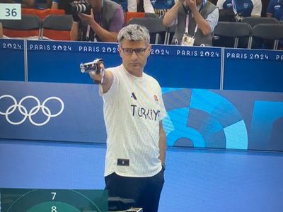 ¿Quién es Yusuf Dikec, el tirador turco que se hizo viral por su estilo de tiro en París 2024? (Vide
