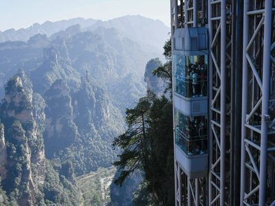 Tocar el cielo con las manos: el ascensor chino que llega a los 300 metros de altura