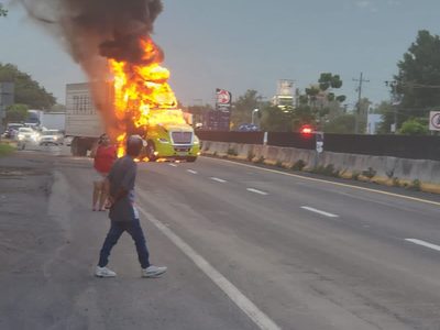 Bloquean la Manzanillo-Colima con tráileres incendiados en respuesta a operativo policiaco