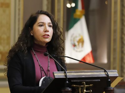 Multan e inhabilitan a exsecretaria de finanzas de Puebla por desvío de recursos públicos