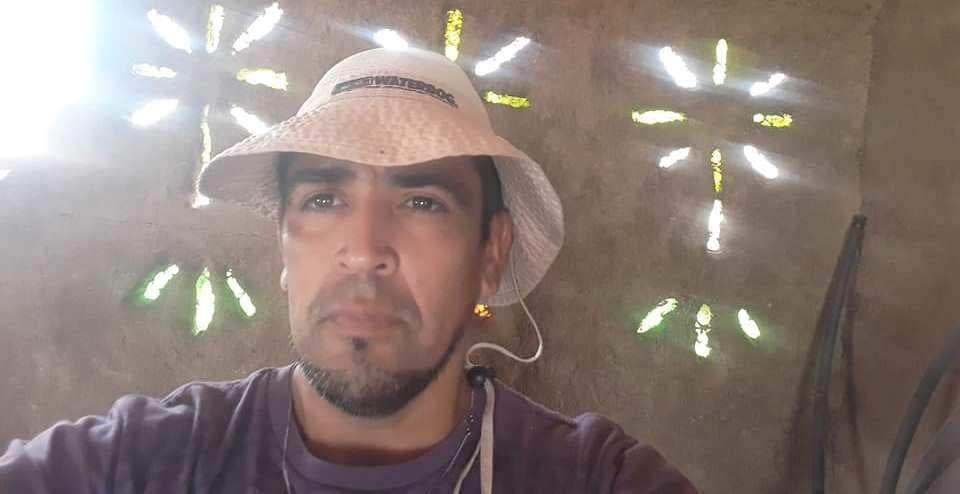 Ariel Uribe, artesano, autodidacta.