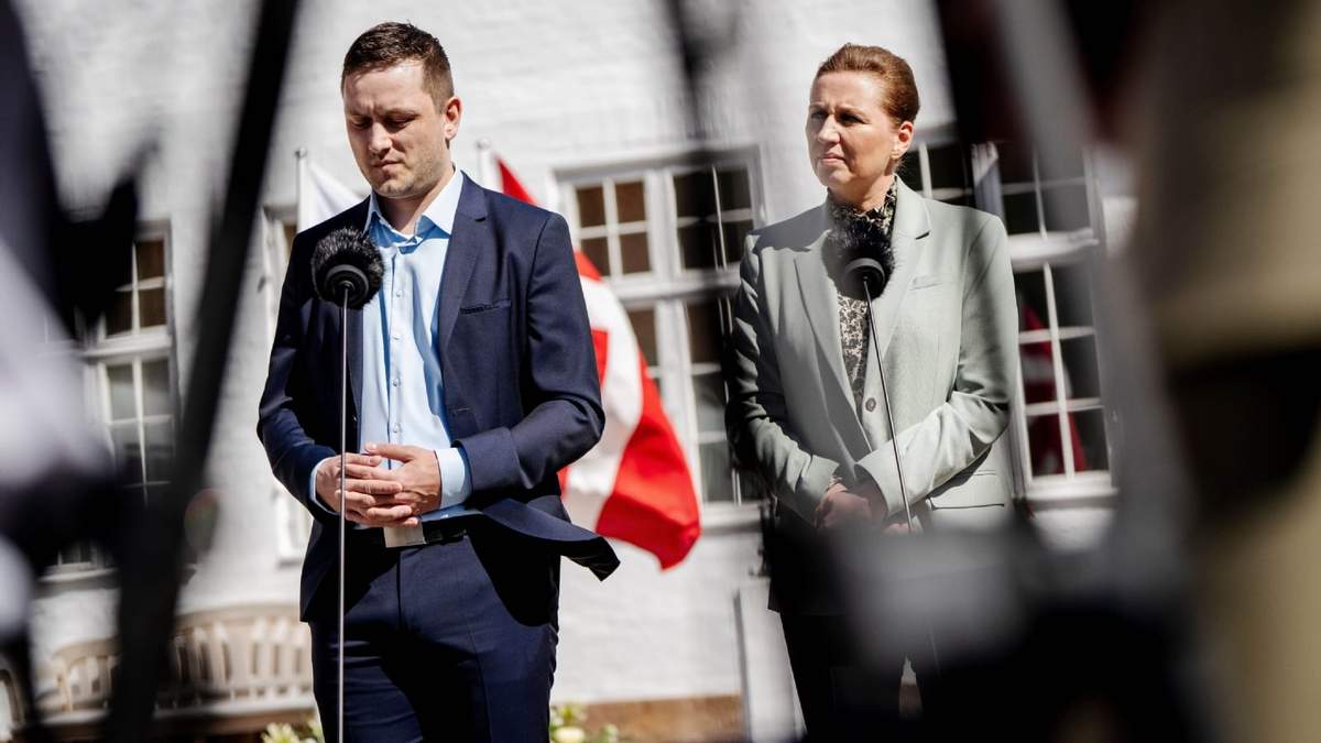 La primera ministra de Dinamarca, Mette Frederiksen (derecha), y el primer ministro de Groenlandia, Jens-Frederik Nielsen, en una conferencia de prensa, el 27 de abril de 2025, en Marienborg, Dinamarca