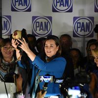 Sin su esposo Moreno Valle, Martha Erika Alonso se registra como precandidata del PAN al gobierno de Puebla