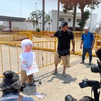 Migrantes queman piñatas de AMLO y Francisco Garduño en Tapachula