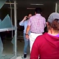 Campesinos y maestros retienen a médico y funcionario del IMSS; los acusan de negligencia