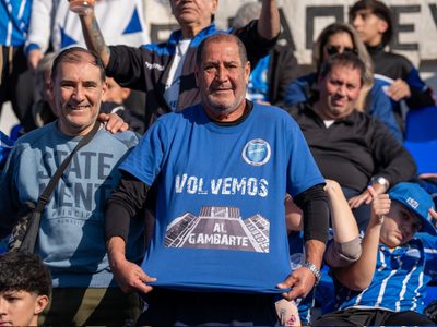 A puro color, los hinchas tombinos volvieron al Gambarte