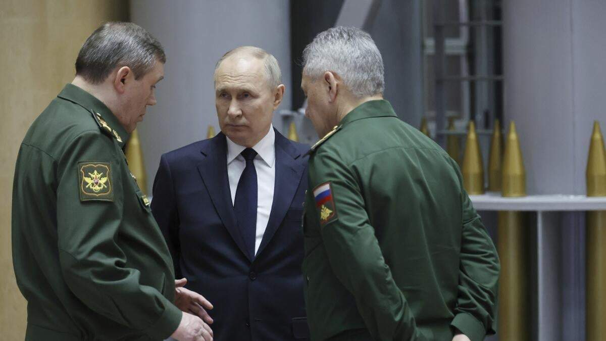 En esta imagen de archivo, el presidente de Rusia, Vladímir Putin (centro), habla con el jefe del Estado Mayor, el general Valery Gerasimov (izquierda), y el ministro de Defensa, Sergei Shoigu, tras una reunión con líderes militares en Moscú, Rusia