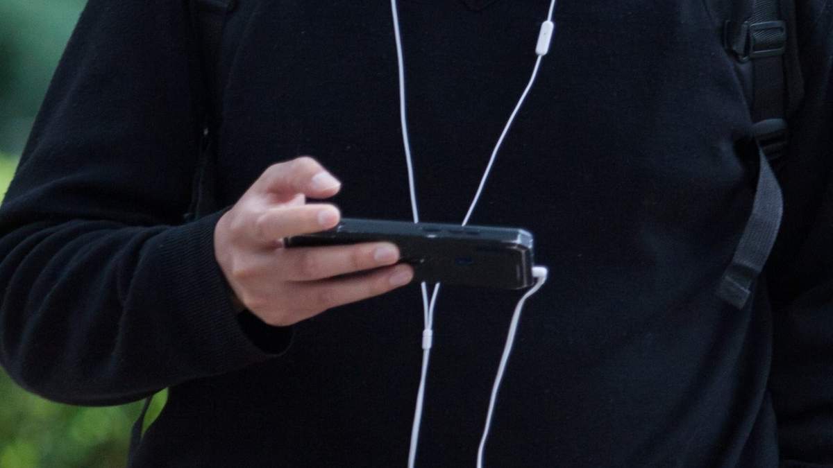 Un joven utiliza su teléfono celular