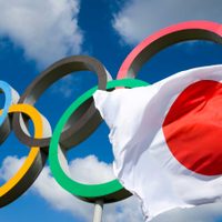 Los cinco anillos de los Juegos Olímpicos se dibujan en el cielo de Tokio
