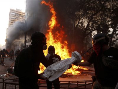 La primera marcha del año en Chile terminó con una iglesia incendiada, corridas y represión de los Carabineros