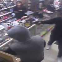 NL: Mujer comerciante enfrenta a gritos a ladrón armado y lo hace huir (Video)
