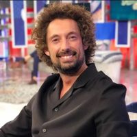 José Antonio León se suma a la moda de los retoques estéticos en “Sálvame”: un regreso por todo lo a