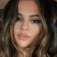"¡Se le ven!" Selena Gómez desde la bañera y con la remera mojada a la espera de "Rare"