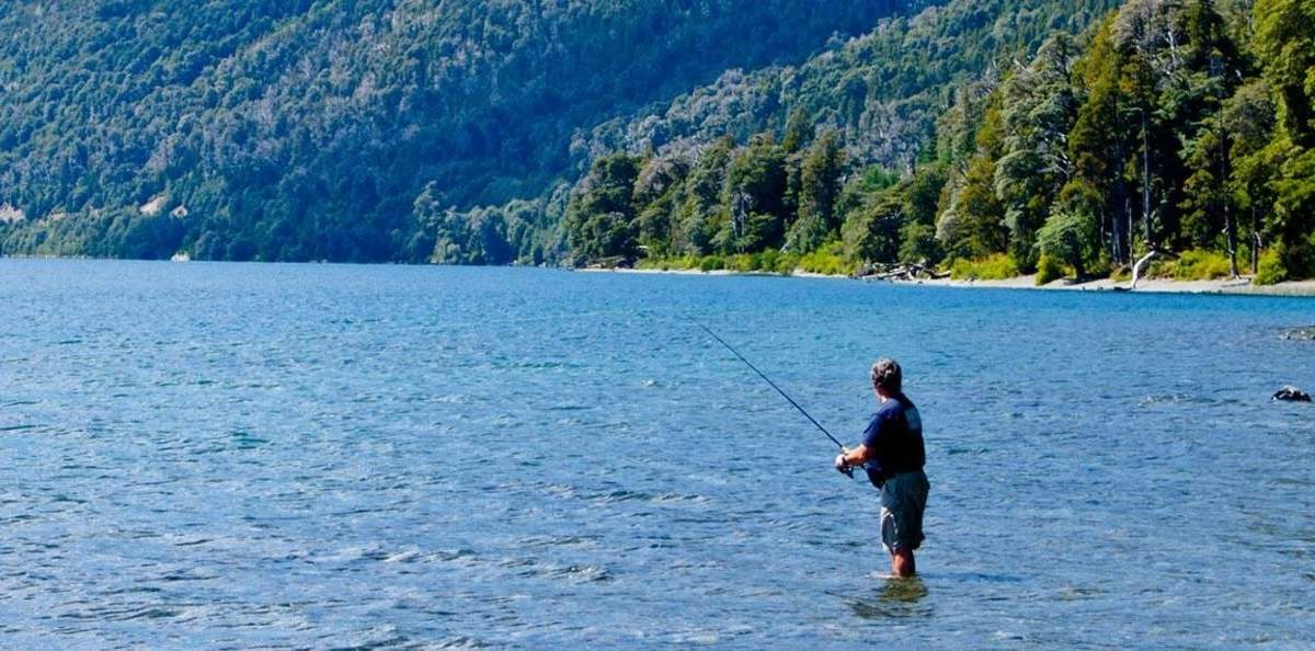 Pesca en el río Limay. Fuente: (Tangol Tours)