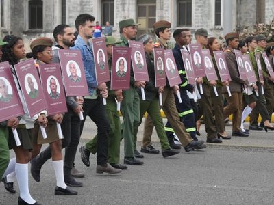 Cubanos marchan ante embajada de Estados Unidos en La Habana por muerte de 32 militares