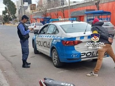 Encuentran a un hombre que abría autos estacionados con un inhibidor de alarmas