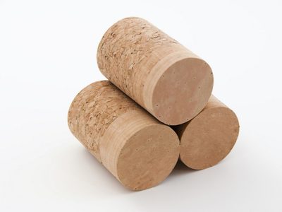 No tires los corchos de vino y utilizalos así para prender el fuego de la parrilla en pocos segundos