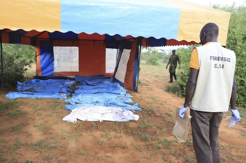 Restos de personas exhumadas de una hacienda cerca de Malindi, Kenia, el 25 de abril de 2023