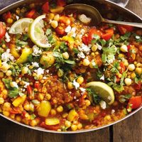 Curry de garbanzos y salchicha parrillera, una receta sabrosa y fácil para combatir el frío polar