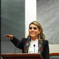 Evelyn Salgado asume gubernatura y califica a su padre como "un gigante de la democracia"