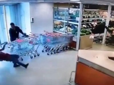 Empleado frustra robo y noquea a delincuente con una Coca Cola