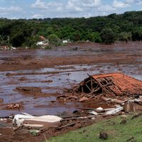 Al menos 200 desaparecidos por el colapso de una represa de mina en Brasil (Video)