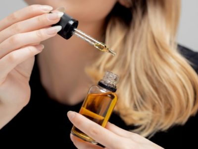 No gastes en productos químicos: tu cabello no va a parar de crecer con este aceite casero de romero y laurel