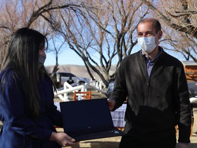 El gobernador Omar Gutiérrez inició la entrega de notebooks en el norte de Neuquén