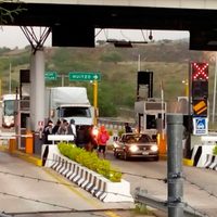 Normalistas toman caseta de cobro en Oaxaca; exigen mil 500 plazas