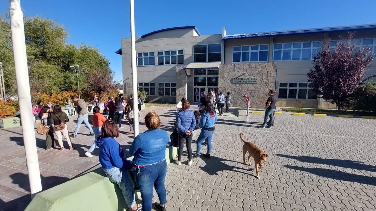Vecinos de Chos Malal se movilizaron para exigir justicia. Fuente: (FM Patagonia).
