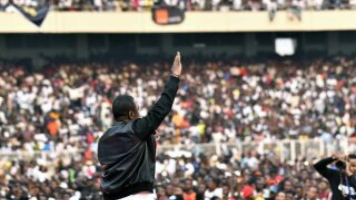 El cantante congoleño Mike Kalambayi se presenta en el Stade des Martyrs de Kinshasa, en República Democrática del Congo