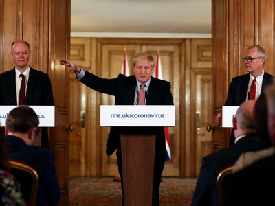 Inglaterra evalúa pagar 500 libras a cada paciente diagnosticado con coronavirus