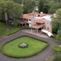 Resurge video que exhibe ostentosa residencia de Silvano Aureoles, con búnker, helipuerto y piscina