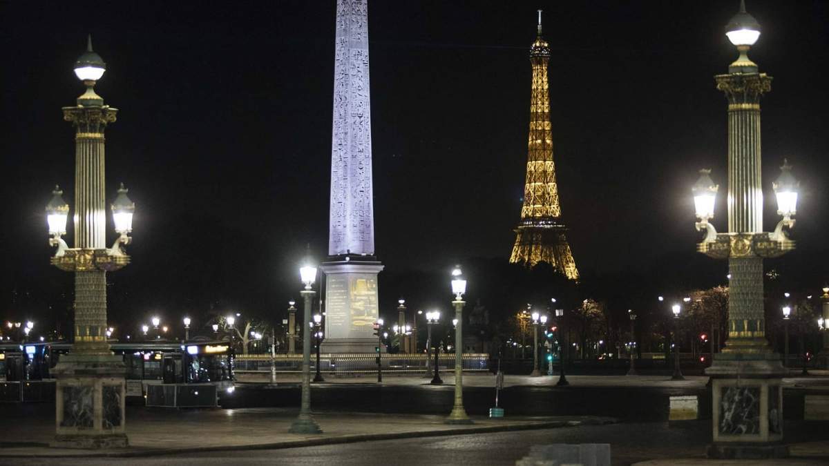 En París ya estaba rigiendo un toque de queda nocturno. Fuente: (Twitter)