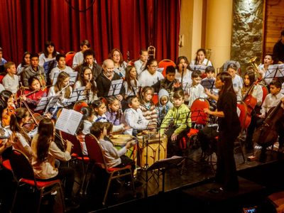 La Orquesta Escuela Municipal de Villa La Angostura recibió 30 nuevos instrumentos