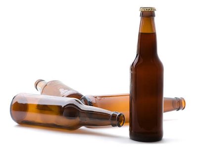 Guardá la botella de cerveza o vino vacía: así podés decorarla y que quede como recién comprada en un bazar