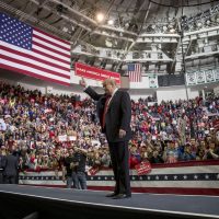 Trump amenaza a Cuba con un 'embargo económico completo” si sigue apoyando a Maduro