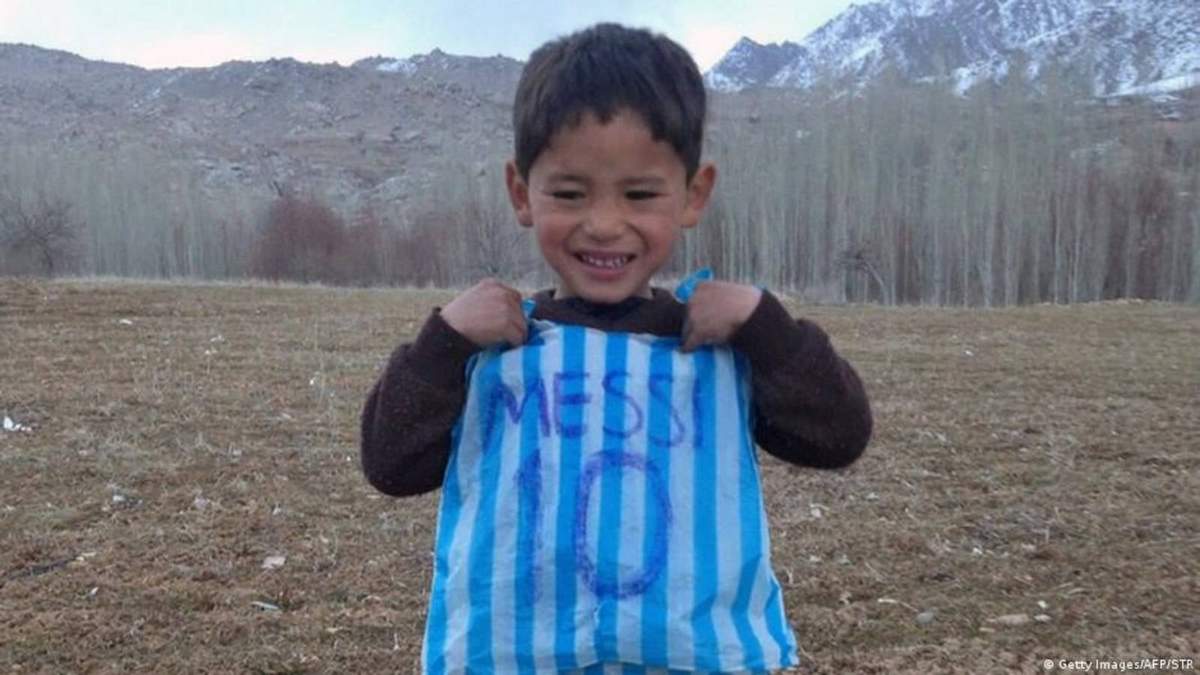 El niño afgano que hizo su jersey de Messi con una bolsa