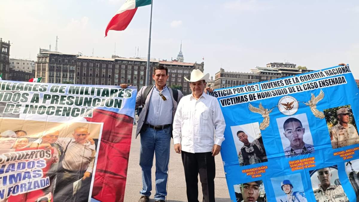 Militares en retiro acompañados de familiares marcharon del Ángel de la Independencia al Zócalo de la Ciudad de México