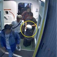 Fernández Noroña acusa a un hombre de robarle carne; cuestionan cómo obtuvo video del AICM