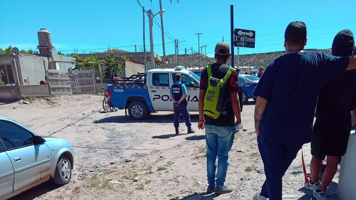 Vecinos se agolparon en el lugar donde se produjo el trágico incidente. Fuente: (Whatsapp)