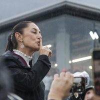 Lluvia, sillas vacías y un discurso a medias: así vivió Sheinbaum su mitin en la GAM