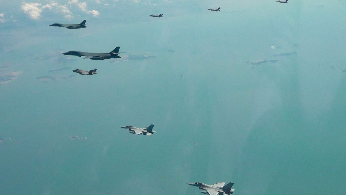 Dos bombarderos B-1B de la Fuerza Aérea estadunidense, arriba a la izquierda, sobrevuelan la península de Corea con cazas F-35A y F16 de la Fuerza Aérea surcoreana y aviones F-16 estadounidenses, en Corea del Sur