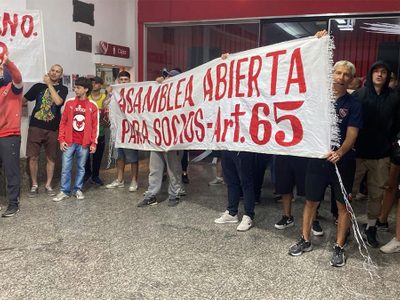 Sigue el infierno en el Rojo: socios de Independiente ingresaron a la sede