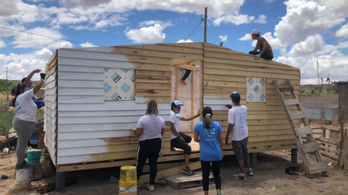Techo en una jornada solidaria en Cipolletti. Fuente: (Twitter)