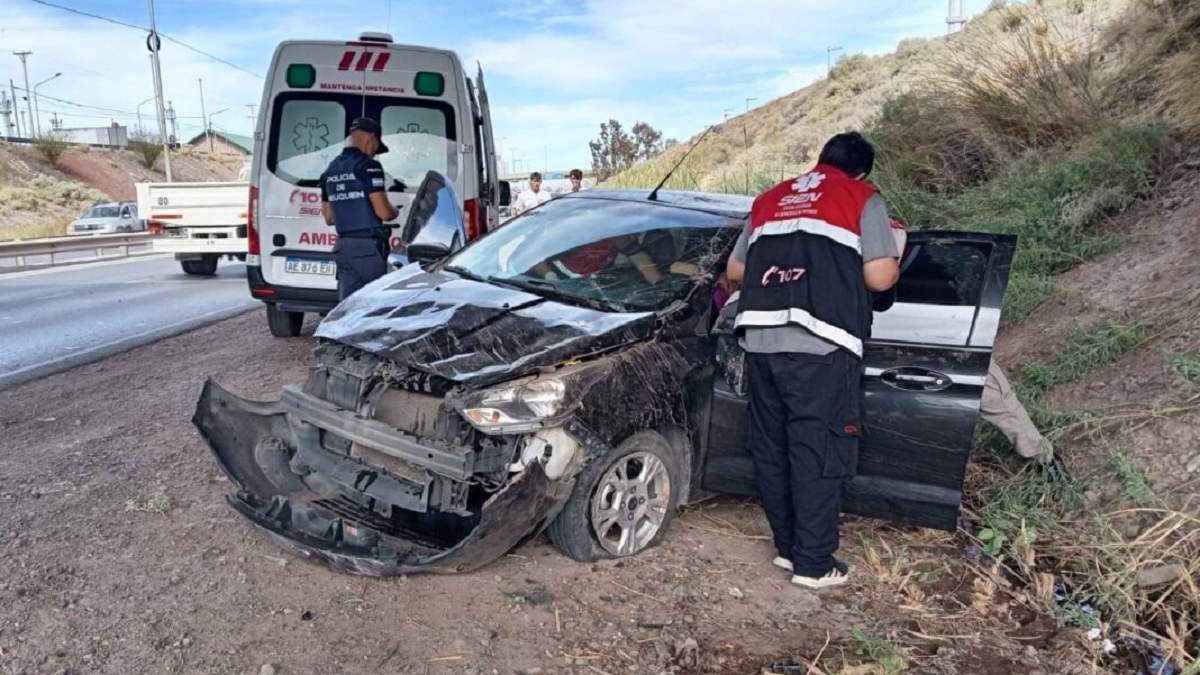 La mujer que conducía el Ford Ka fue asistida por personal del SIEN. Fuente (Centenario Digital)